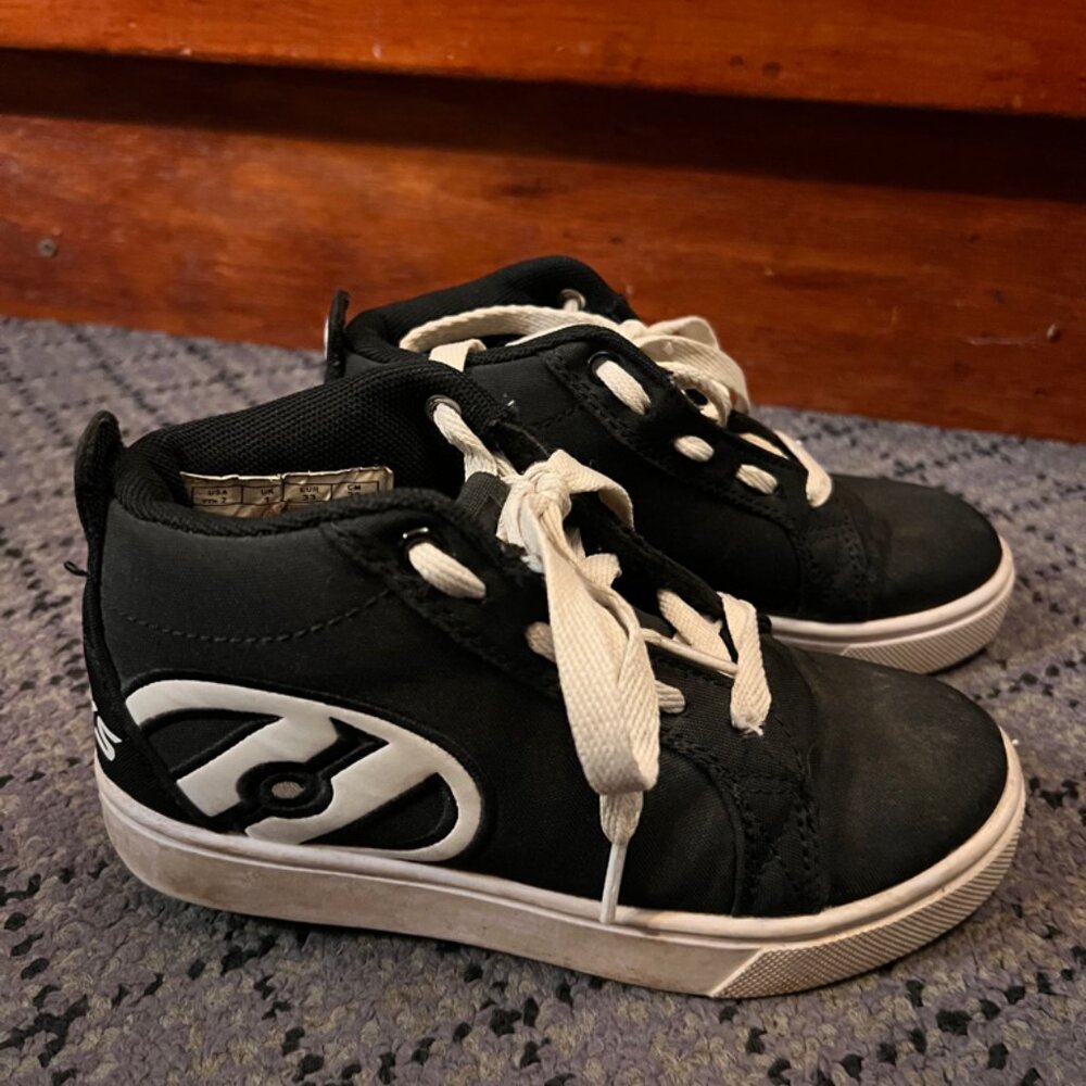 Heelys Propel 2.0/77032 Skate Sneakers Wheel. Youth Sz 2 Black/White. Used *SH1‎